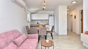 A modern apartment with a living room, kitchenette, and a dining area. - Modern Villa With Private Hydromassage Pool (Vodnjan)