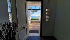 A hallway leading to a modern house with a view of the sea. - Jose Comfortable Holiday Residence (Rincon de la Victoria)