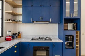 Kylskåp, mikrovågsugn, ugn och spishäll