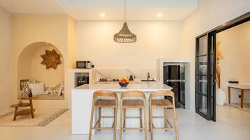 Coffee/tea maker, fridge, microwave, stovetop