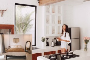 Kjøleskap, kokeplater, høy barnestol og kjøkkenutstyr