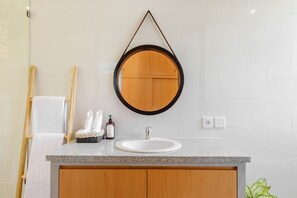 Hair dryer, towels - 2 min- Atlas/finns New luxe Villa in Canggu (Canggu)