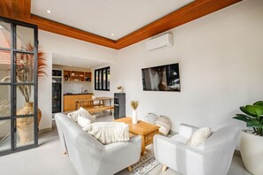 Smart TV - 2 min- Atlas/finns New luxe Villa in Canggu (Canggu)