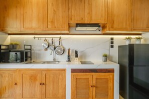 Køleskab, mikrobølgeovn, kogeplade, kaffe-/temaskine