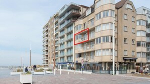 Et moderne hotel med flere etager, med altaner og store vinduer.
