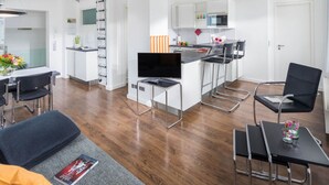 A modern apartment with a kitchen, dining area, and living room. - Lively Apartment in Norderney (Norderney)