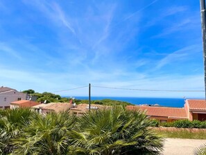 Näkymä rannalle/valtamerelle