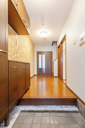 ベーシック ハウス 3 ベッドルーム 禁煙 | 3 室のベッドルーム、アイロン / アイロン台、WiFi (無料)、ベッドシーツ