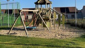 Un parque infantil con columpios y estructuras para escalar.