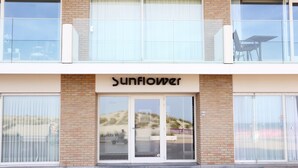 Ein Gebäude mit einem Schild mit der Aufschrift 'Sunflower' über dem Eingang.