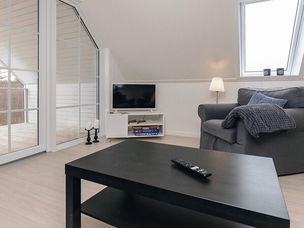 A modern living room with a television, sofa, and coffee table. - 6 Person Holiday Home in Laeso-by Traum (Læsø)