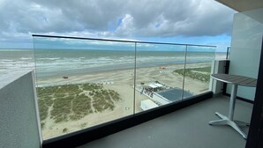 A balcony with a view of the beach and ocean. - Apartment in Nieuwpoort Near the Beach (Nieuwpoort)