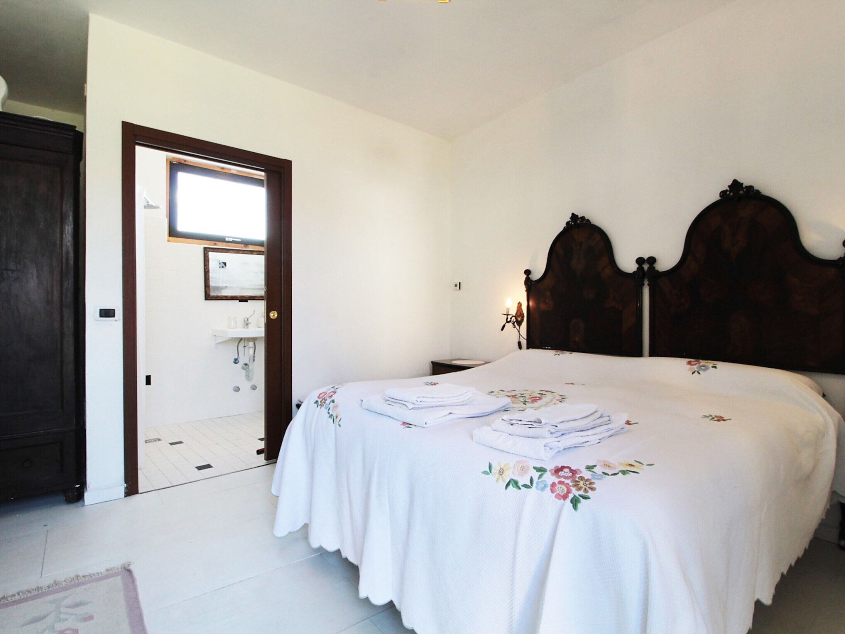 House | 4 bedrooms, individually furnished, bed sheets