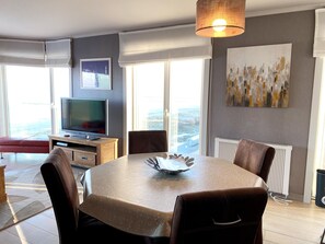 Apartment | Dining - Apartment in Nieuwpoort by the Beach (Nieuwpoort)
