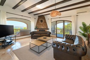 TV, fireplace