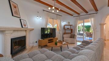 Een televisie, een open haard en een tafeltennistafel