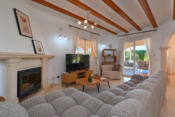 Télévision, cheminée, table de tennis de table