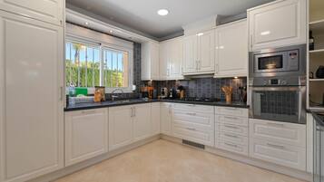 Een koelkast, een magnetron, een oven, een kookplaat