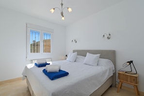 3 habitaciones, tabla de planchar con plancha, wifi y ropa de cama 