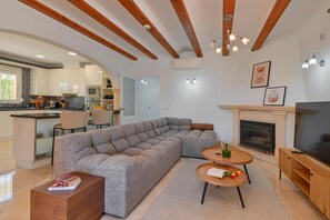 Télévision, cheminée, table de tennis de table