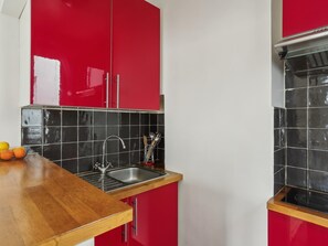 Kühlschrank, Ofen, Toaster, Kochgeschirr/Geschirr/Besteck