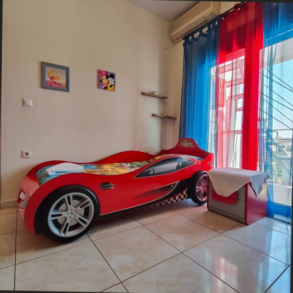 House | 5 bedrooms, desk