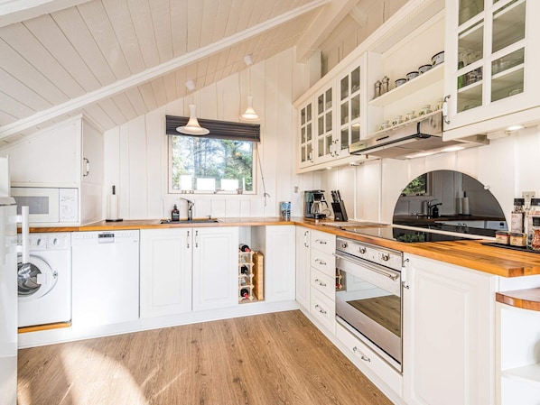 House | Private kitchen - 4 Person Holiday Home in Blavand (Blavand)