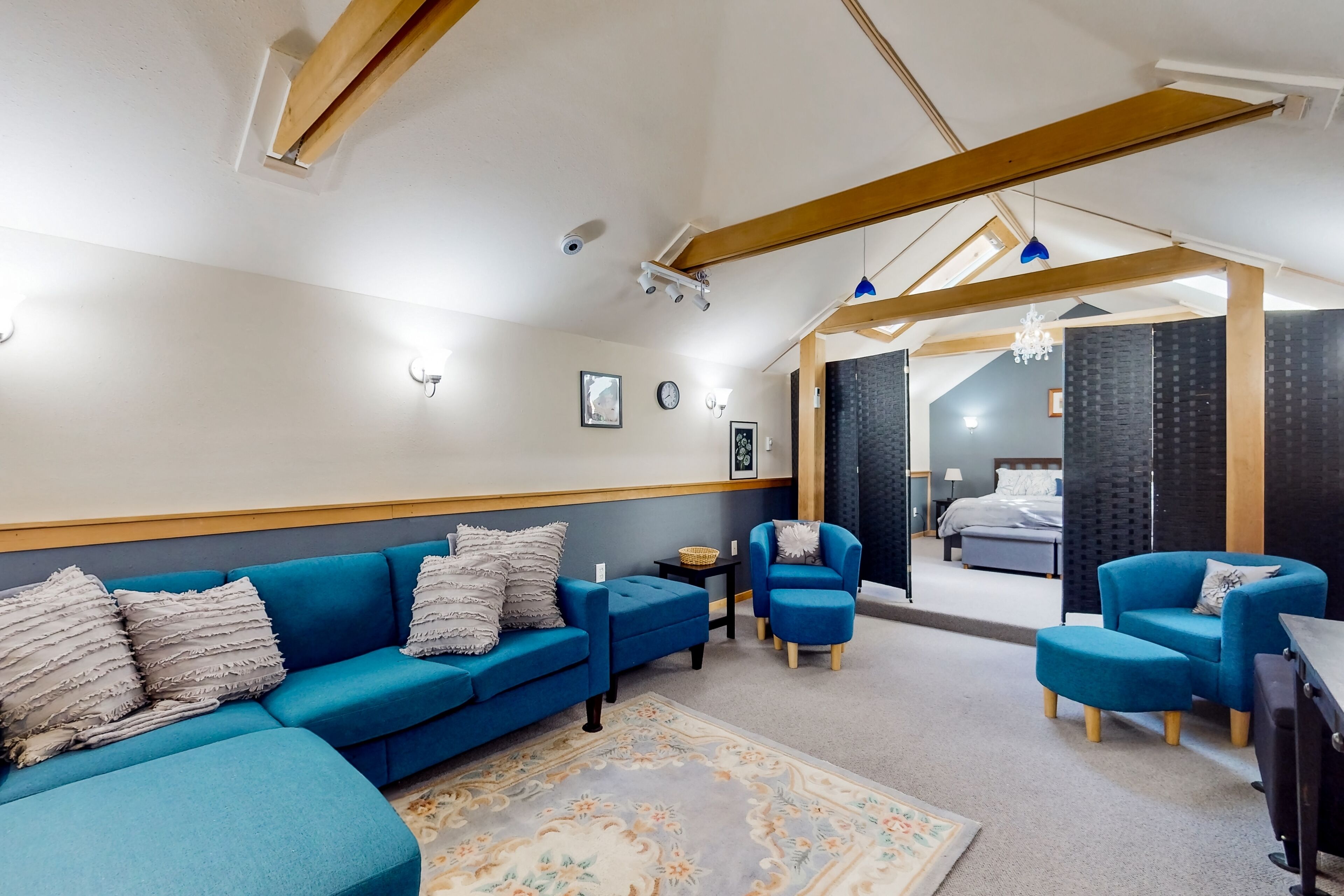 Lovely guesthouse near Langley Beach with peekaboo Puget Sound view & WFH desk
