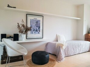 2 habitaciones, muebles diferentes y tabla de planchar con plancha 