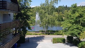 A building with a balcony overlooking a lake, a fountain, and a no-entry sign. - Hexengluck Hahnenklee (Goslar)