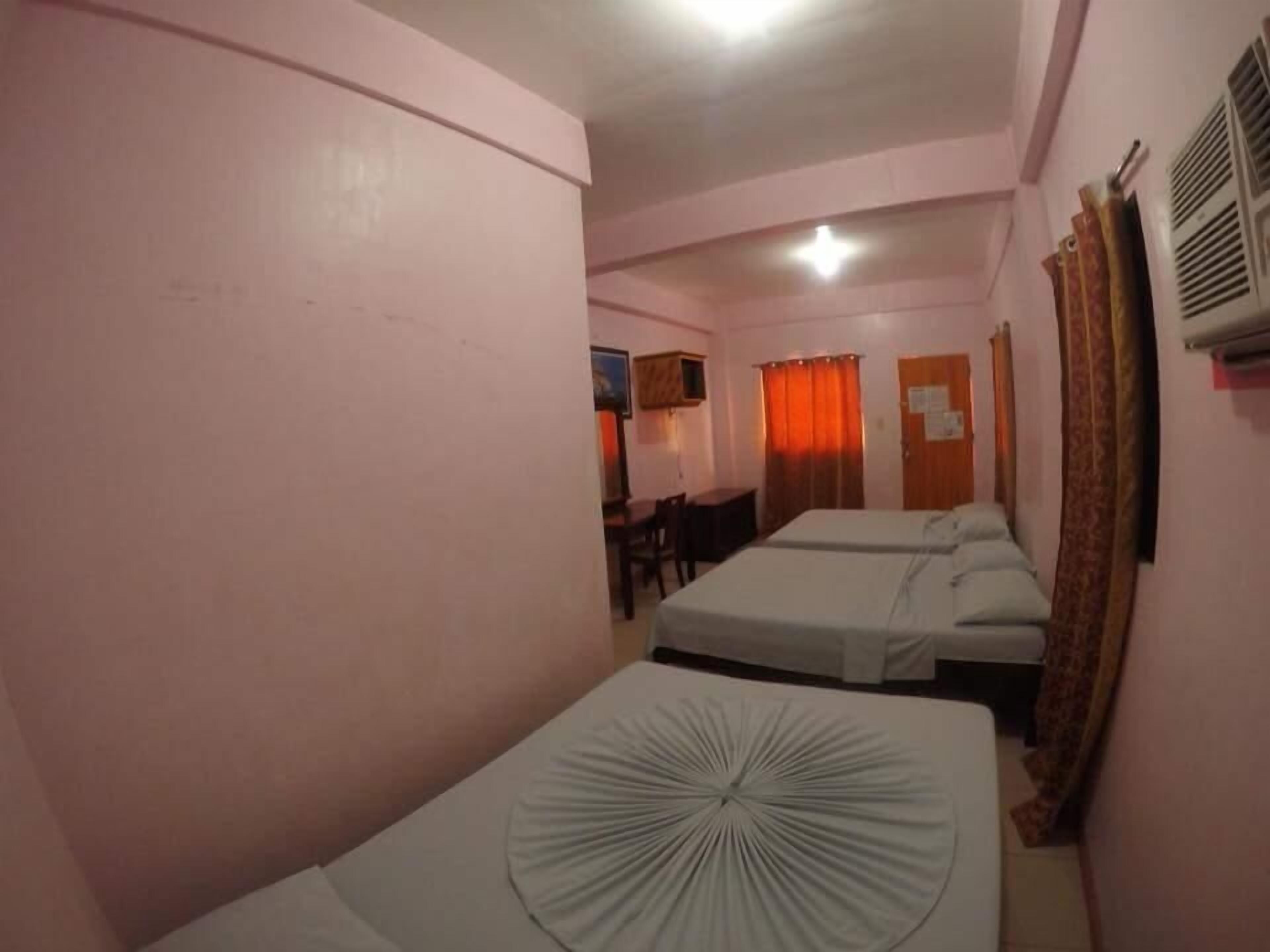 经济客房, 多张床, 阳台, 部分海景 | 高档床上用品、特色装修、特色家居、办公桌