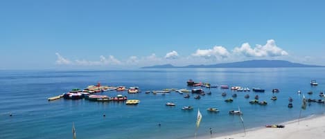 Sulla spiaggia, sabbia bianca, kayak