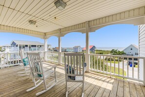 Property grounds - Gorgeous 2nd Row Home with Amazing Ocean Views, 2 Large Decks, Dog Friendly, Sleeps 12 (Oak Island)