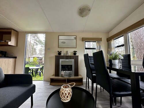 Residence With a Spacious Garden Located in a Child-friendly Park