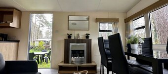 Residence With a Spacious Garden Located in a Child-friendly Park