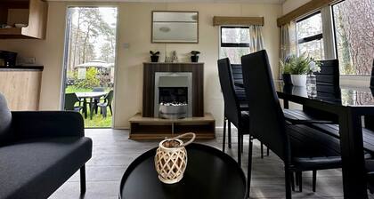 Residence With a Spacious Garden Located in a Child-friendly Park