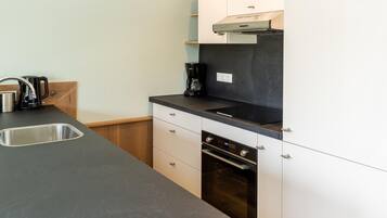 Cottage | Private kitchen | Oven, electric kettle