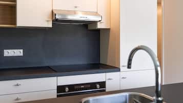 Cottage | Private kitchen | Oven, electric kettle