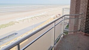 A balcony with a view of a beach and a construction site. - Apartment in Nieuwpoort With Terrace (Nieuwpoort)