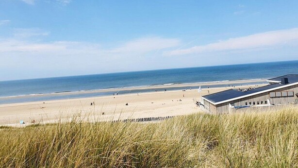 A beach with a building in the foreground. - Apartment in Nieuwpoort With Terrace (Nieuwpoort)