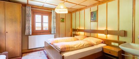 House | 8 bedrooms, individually furnished, bed sheets