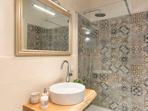 House | Bathroom - Apartment Near Historic Center and Lake Promenade (Baveno)