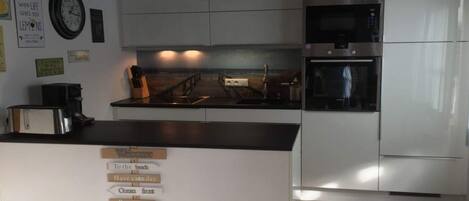 Leilighet | Eget kjøkken | Ovn, brødrister og høy barnestol