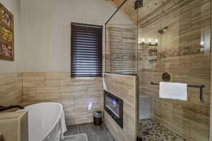 Suihku, hiustenkuivaaja, pyyhkeet, sampoo