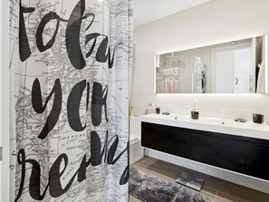 Douche, séchoir à cheveux, serviettes fournies