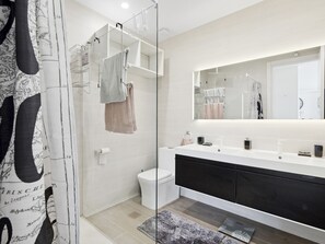 Dusche, Haartrockner, Handtücher