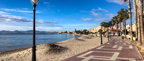 På stranden, solsenger og strandhåndklær
