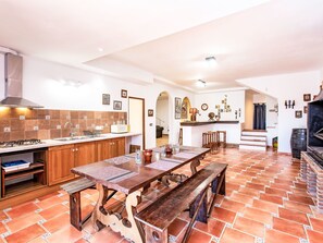 Frigorífico, microondas, horno y lavavajillas