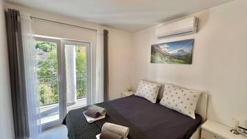 House | 10 bedrooms, individually furnished, iron/ironing board, bed sheets