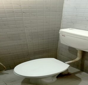 Apartamento Deluxe | Baño | Ducha, cabezal de ducha tipo lluvia, toallas y jabón